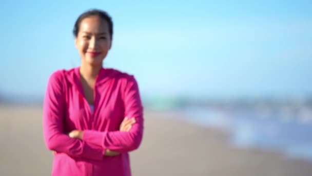 해변에서 휴식을 취하고 아름다운 이시아 여성의 — 비디오
