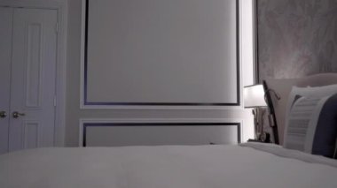 Oteldeki lüks mobilyalı yatak odasının görüntüleri.