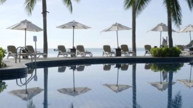 Oteldeki boş havuzun sakin görüntüleri.