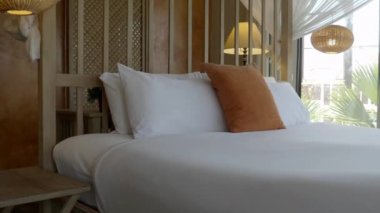 Oteldeki lüks mobilyalı yatak odasının görüntüleri.