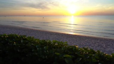 Güzel dalgalı denizin sakin görüntüleri.