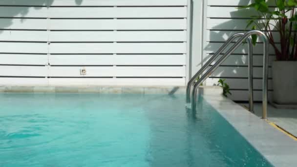 Oteldeki Boş Havuzun Sakin Görüntüleri — Stok video
