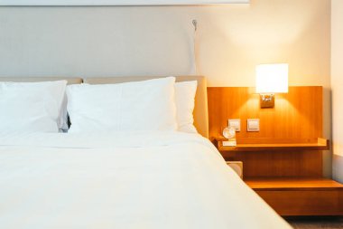 Yatak odasının iç tarafında beyaz yastık var.