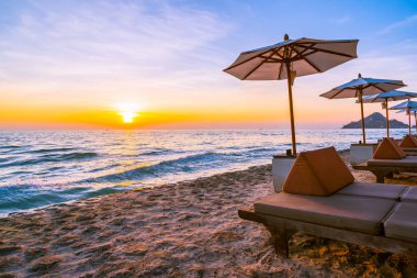 Şemsiye ve sandalye yastık çevresinde bea güzel manzara ile