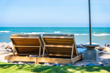 Güzel açık doğa manzara ile yatak şezlong sw çevresinde