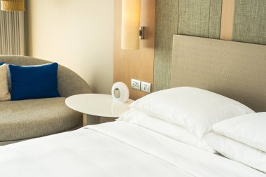 Güzel rahat yastık ve battaniye Yatak Dekorasyon