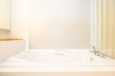 Banyo güzel beyaz küvet dekorasyon iç