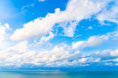Beyaz bulut ile güzel panoramik manzara veya deniz manzarası okyanus