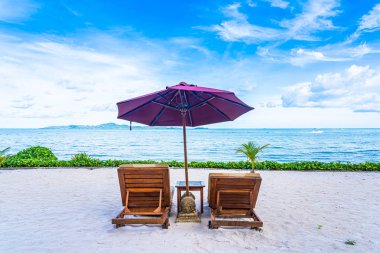 Boş sandalye güverte ve plaj deniz Okyanusu güzel manzara