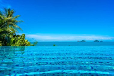 Deniz ile otel beldesinde güzel lüks açık yüzme havuzu 