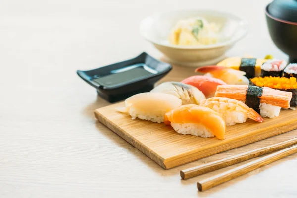 Camarão com casca de atum de salmão e outra carne sushi maki — Fotografia de Stock