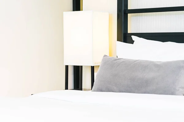 Hermosa almohada cómoda de lujo en la cama con lámpara de luz —  Fotos de Stock
