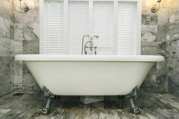 Mooie luxe elegantie wit bad en water kraan decorat — Stockfoto