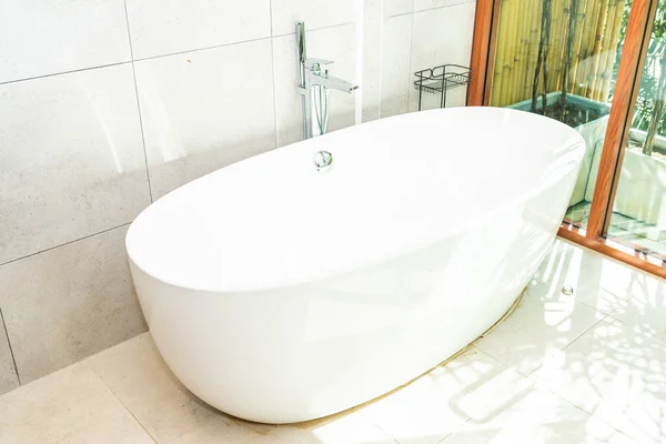 욕실 인테리어에 흰색 고급 욕조 장식 — 스톡 사진