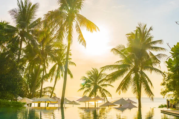 Bela paisagem de natureza tropical ao ar livre de piscina em — Fotografia de Stock