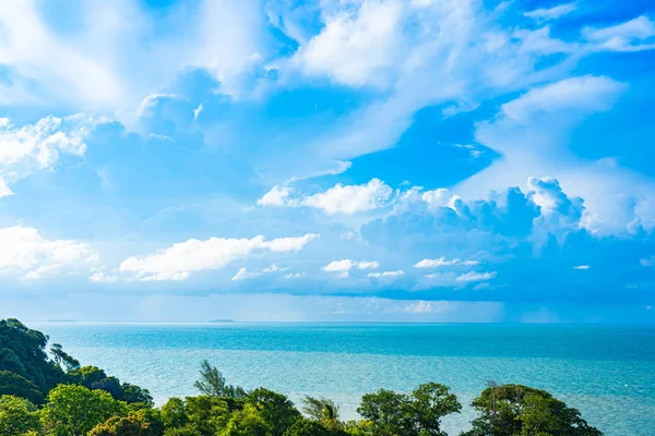Beyaz bulut ile güzel panoramik manzara veya deniz manzarası okyanus