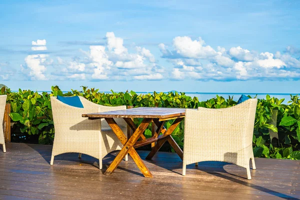 Mesa vacía y silla para comedor conjunto casi mar océano playa en w —  Fotos de Stock