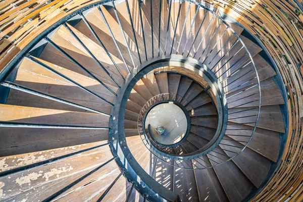 Спиральная кривая формы деревянной лестницы украшения наружной — стоковое фото