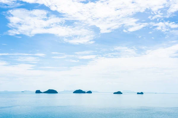 Mar de praia tropical ao ar livre bonito em torno da ilha de samui com co — Fotografia de Stock