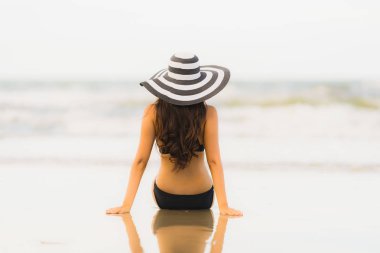 Portre güzel genç Asyalı kadın plaj se üzerinde bikini giymek