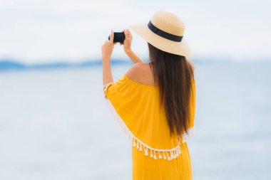 Portre güzel Asyalı kadın gülümsemek mutlu boş şapka giymek