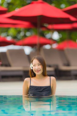 Portre genç asyalı kadın rahatla gülümseme açık yüzmek etrafında mutlu