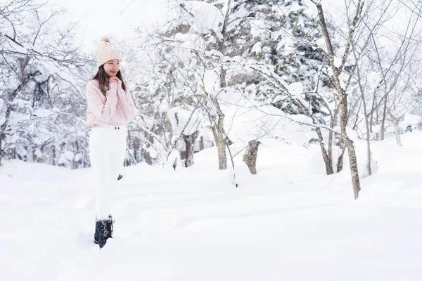 Portrait Young Beautiful asian woman smile happy travel and enjo — Stock Photo, Image