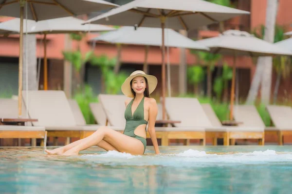 Portrét krásná mladá asijská žena relaxační v luxusní venkovní Labi — Stock fotografie
