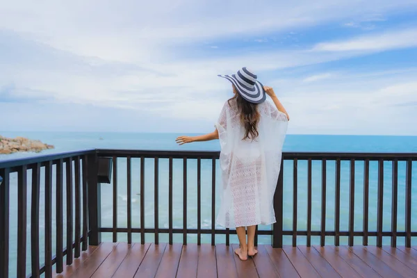 Portrait beautiful young asian woman looking sea beach ocean for — Stock Photo, Image