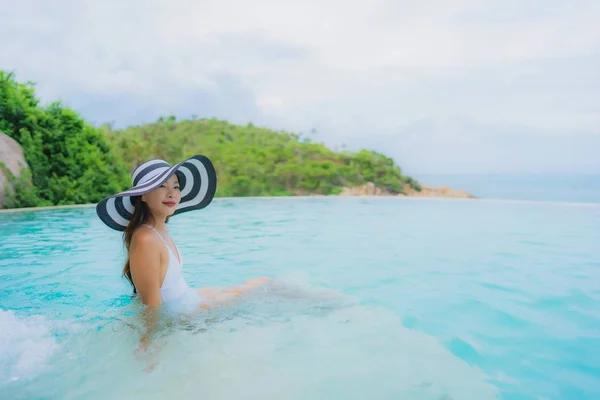 Retrato jovem mulher asiática relaxar sorriso feliz em torno de natação ao ar livre — Fotografia de Stock