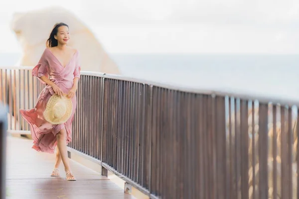 Retrato bonito jovem asiático mulher olhando mar praia oceano para — Fotografia de Stock