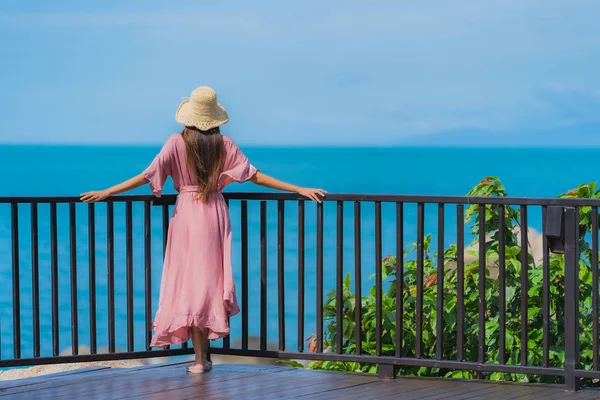 Portrait beautiful young asian woman looking sea beach ocean for — Stock Photo, Image