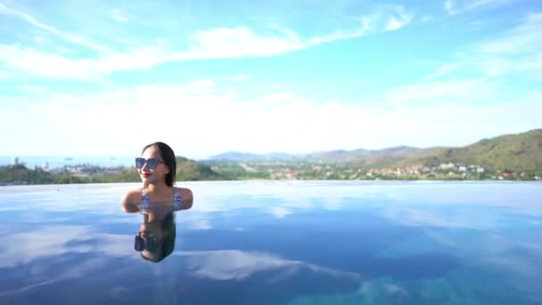 Metraje Mujer Asiática Relajándose Piscina Durante Las Vacaciones Verano — Vídeo de stock