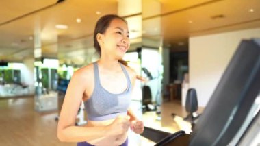 Spor salonunda eğitim güzel Asyalı genç kadın Görüntüleri 