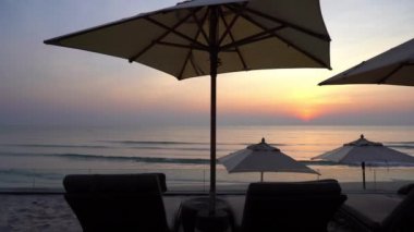 Güzel dalgalı denizin sakin görüntüleri.