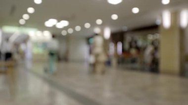 Alışveriş merkezinin içinde yürüyen insanların bulanık görüntüleri