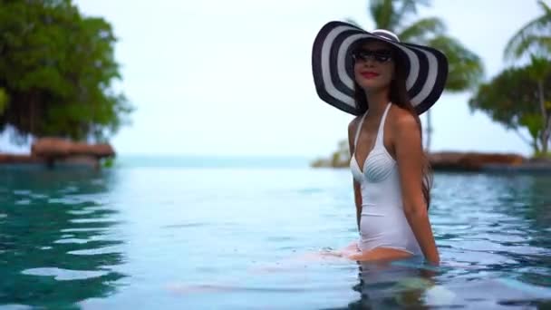 Imagens Bela Mulher Asiática Relaxante Piscina Hotel — Vídeo de Stock