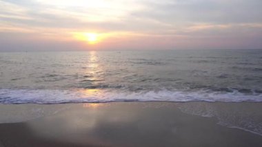 Güzel dalgalı denizin sakin görüntüleri.