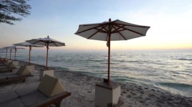 Güzel dalgalı denizin sakin görüntüleri.