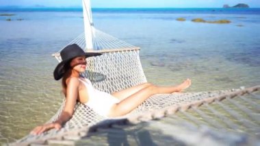 Yaz tatilinde deniz kıyısındaki Asyalı kadının görüntüleri.