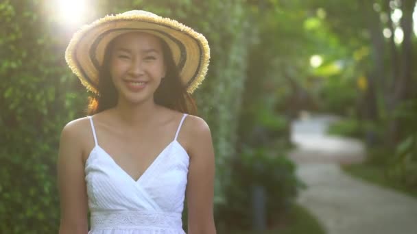Metraje Hermosa Mujer Asiática Sombrero Paja Caminando Aire Libre — Vídeo de stock