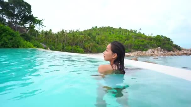 수영장에서 휴식을 취하고 아름다운 이시아 여성의 — 비디오
