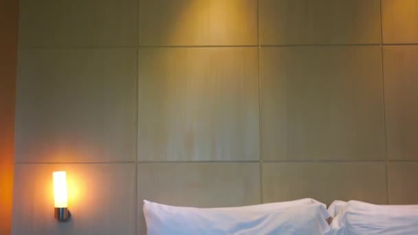 záběry luxusně zařízené ložnice v hotelu