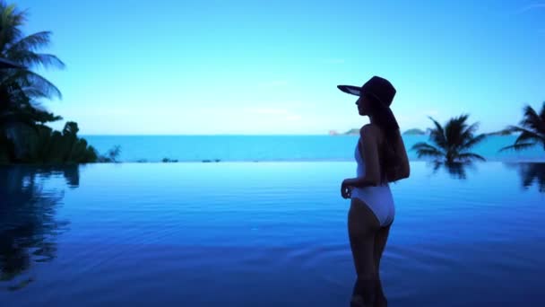 Metraje Mujer Asiática Relajándose Piscina Durante Las Vacaciones Verano — Vídeo de stock