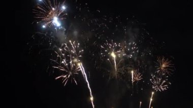 Gece gökyüzünde patlayan havai fişeklerin yakın çekim görüntüleri.