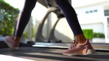 Spor salonunda eğitim güzel Asyalı genç kadın Görüntüleri 