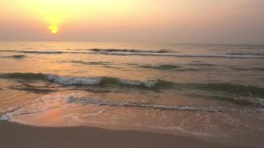 Güzel dalgalı denizin sakin görüntüleri.