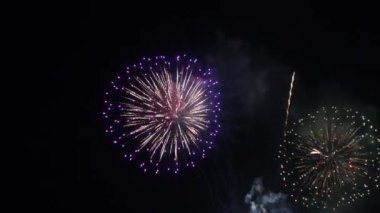 Gece gökyüzünde patlayan havai fişeklerin yakın çekim görüntüleri.