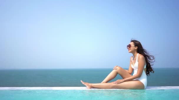 Imagens Bela Mulher Asiática Relaxante Piscina Hotel — Vídeo de Stock