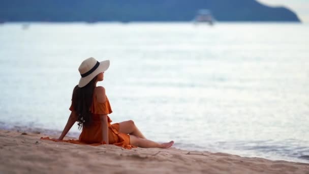 Metraje Hermosa Mujer Asiática Relajándose Orilla Del Mar Durante Las — Vídeos de Stock